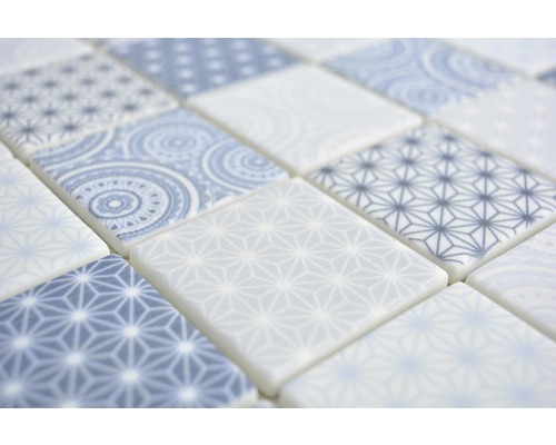 Nahaufnahme von quadratischen Mosaikfliesen mit verschiedenen Mustern