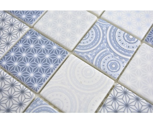 Mosaikfliesen mit geometrischen und floralen Mustern