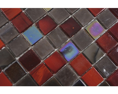 Mosaikfliesen aus Glas in Rot- und Grautönen