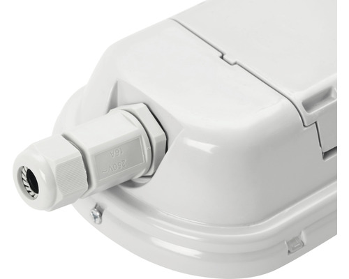 Detailansicht einer weißen Feuchtraumleuchte mit Kabelverschraubung