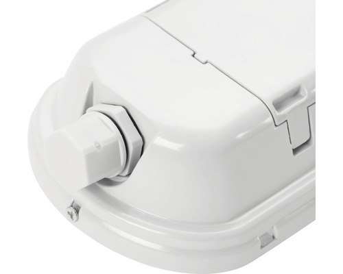 Detailaufnahme einer weißen Feuchtraumleuchte mit Kabelverschraubung