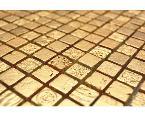 Nahaufnahme von quadratischen Goldmosaikfliesen