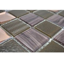 Nahaufnahme von Mosaikfliesen aus Glas in verschiedenen Designs