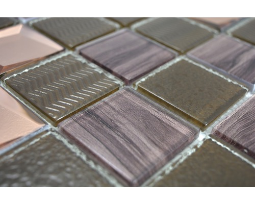 Nahaufnahme von Mosaikfliesen aus Glas in verschiedenen Designs
