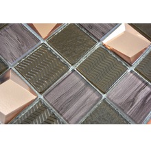Nahaufnahme von quadratischen Mosaikfliesen mit unterschiedlichen Texturen