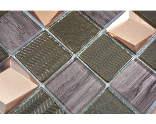 Nahaufnahme von quadratischen Mosaikfliesen mit unterschiedlichen Texturen