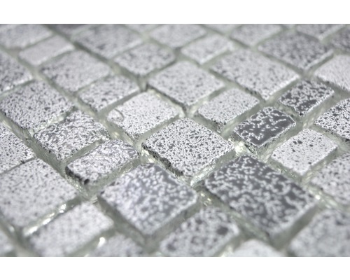 Nahaufnahme von Glasmosaikfliesen mit silberfarbener Oberfläche.