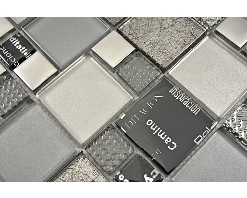 Nahaufnahme von silberfarbenen Mosaikfliesen