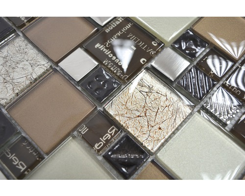 Nahaufnahme eines Mosaikfliesenmusters aus Glas und Keramik