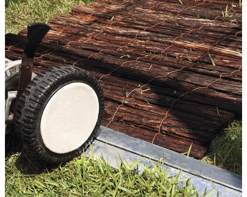 Detailansicht einer Holzmatte mit Schubkarrenrad