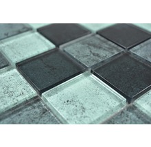 Nahaufnahme von quadratischen Glasmosaikfliesen