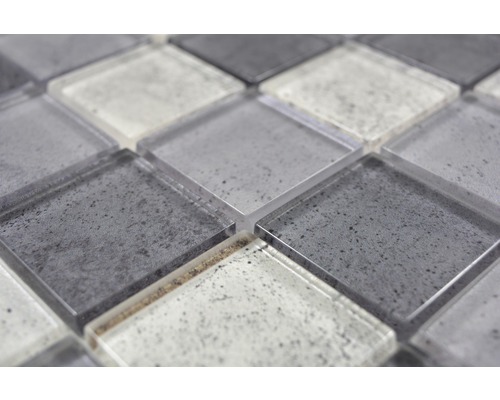 Nahaufnahme von Mosaikfliesen aus Glas und Stein