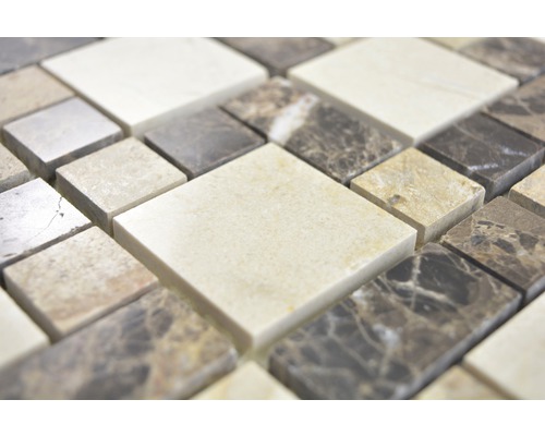 Quadratische Mosaikfliesen aus Naturstein