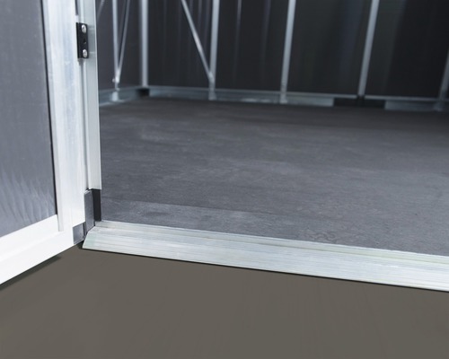 Detailaufnahme einer geöffneten Tür zu einem Geräteschuppen mit Aluminiumrahmen und dunklem Boden