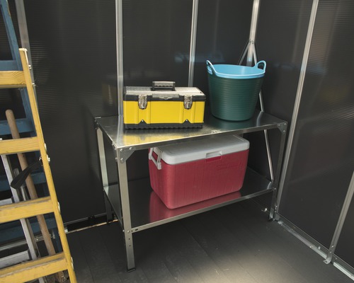 Werkbank mit Werkzeugkasten, Eimer und Kühlbox in einem Raum