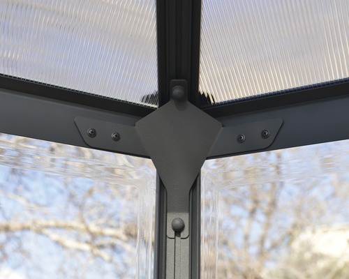 Detailansicht des Eckbereichs eines Gewächshauses mit Profilen und transparenten Paneelen