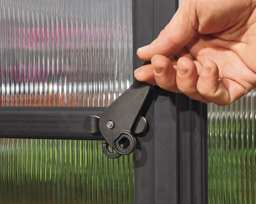 Hand betätigt den Verschlussriegel eines Gewächshauses