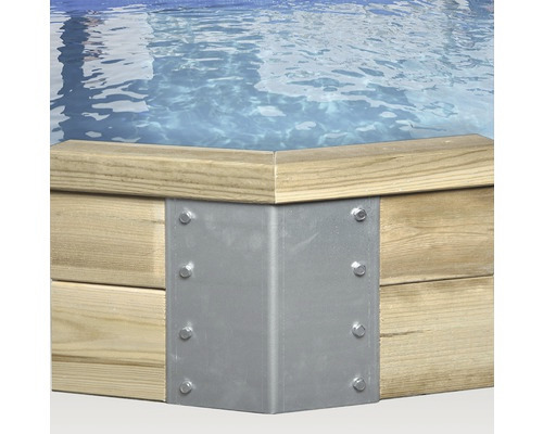 Detailansicht eines Holzpools mit Eckverbindung aus Metall und Schrauben