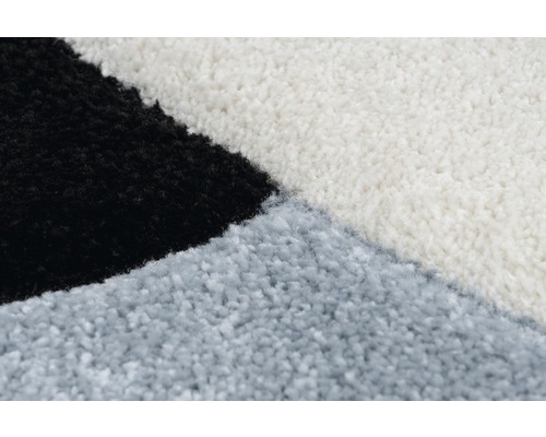 Detailansicht eines Teppichs mit geometrischem Muster