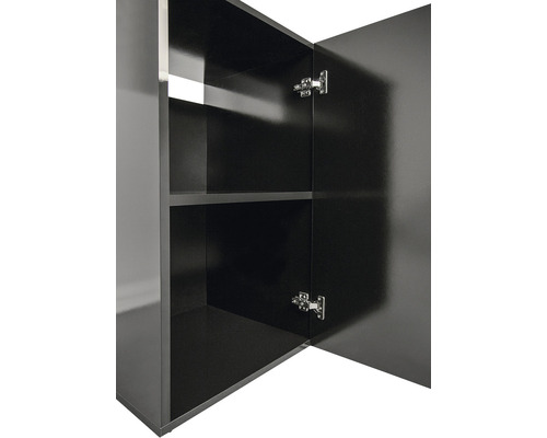 Geöffneter Wandschrank mit Regalbrett