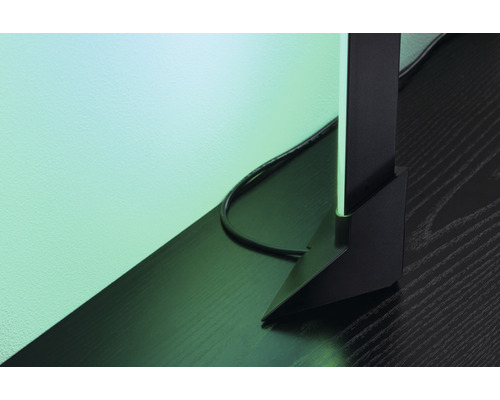 Detailaufnahme einer Tischleuchte mit schwarzem Fuß auf einer Oberfläche