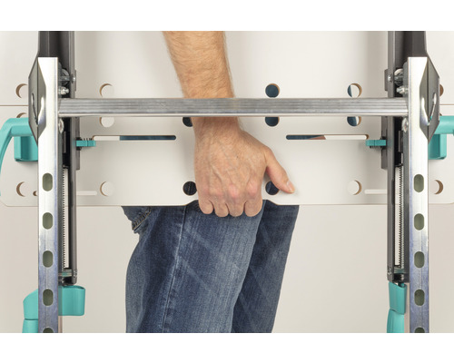 Eine Person trägt eine Werkbank