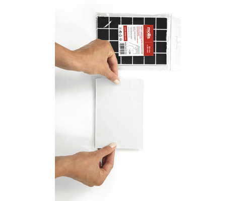 Selbstklebende Möbelgleiter in Anwendung mit Schutzfolie und Verpackung