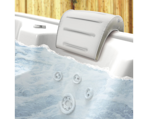 Aufblasbares Nackenkissen auf einem Whirlpool