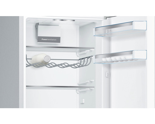 Innenraum eines Kühlschranks mit LED-Beleuchtung, Flaschenregal, Ablagen und Power Ventilation