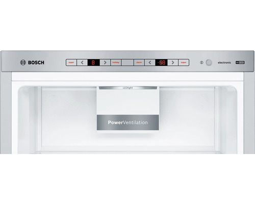 Innenraum eines Kühlschranks mit LED Licht und Power Ventilation von Bosch