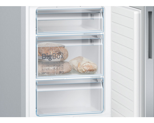 Gefrierschrank mit offenen Schubladen und gefrorenem Brot