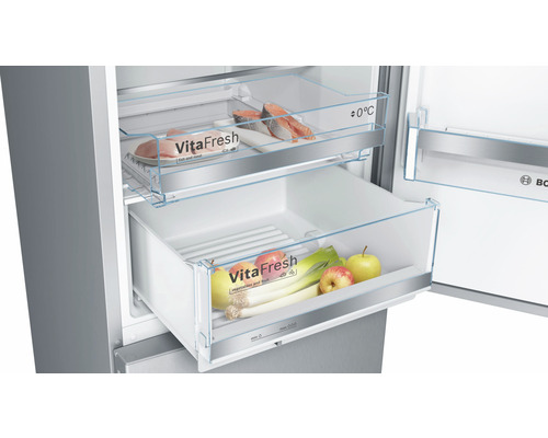 Geöffneter Kühlschrank mit VitaFresh Schubladen für Fisch, Fleisch, Obst und Gemüse