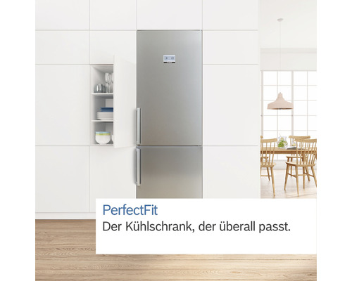 Silberner Kühlschrank mit Gefrierfach in einer modernen Küche