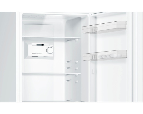 Innenraum eines Kühlschranks mit Regalen, Temperaturregler und Türfächern