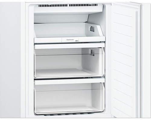 Innenansicht eines weißen Gefrierschranks mit geöffneter Tür und mehreren Schubladen