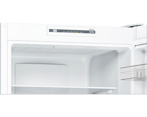 Innenansicht eines Kühlschranks mit Temperaturregler und No Frost Funktion.