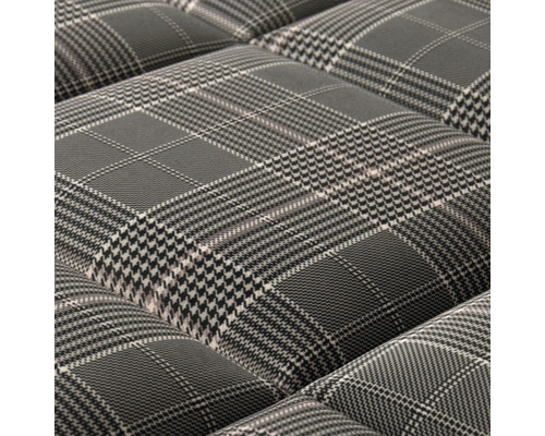 Nahaufnahme von Polstermöbeln mit Karomuster