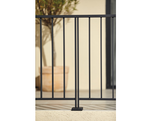 Detailaufnahme eines Metallgeländers auf einer Terrasse