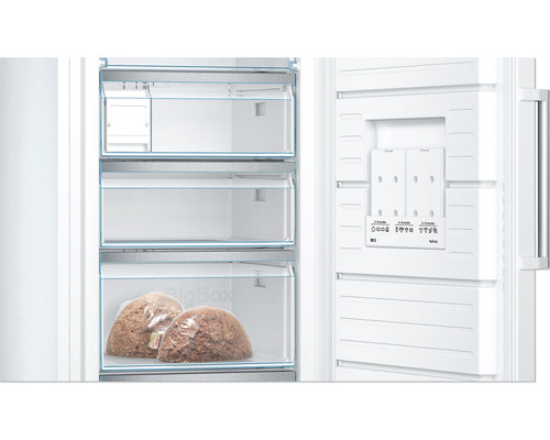 Innenansicht eines Gefrierschranks mit transparenten Schubladen und gefrorenem Brot