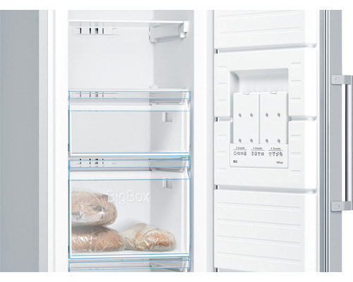 Innenansicht eines Gefrierschranks mit Schubladen und Lebensmitteln