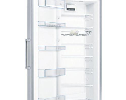 Innenraum eines Kühlschranks mit Regalen und Fächern