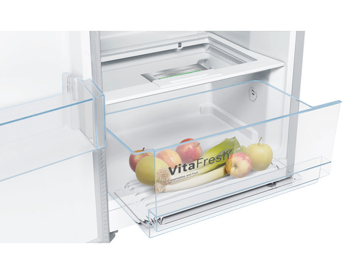 Innenraum eines Kühlschranks mit VitaFresh Schublade, gefüllt mit Äpfeln und Lauch