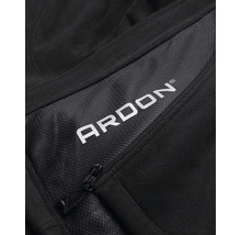 Detailansicht einer schwarzen Arbeitsjacke mit Ardon Logo und Reißverschluss