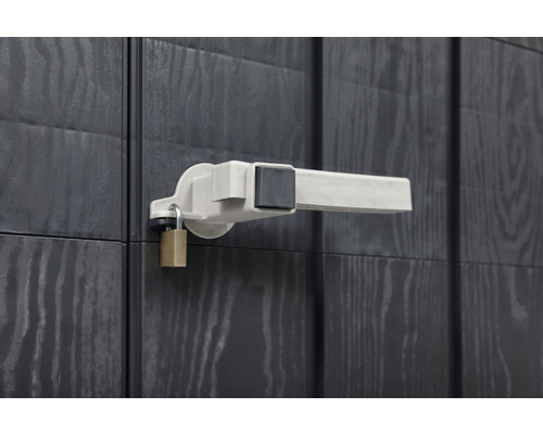 Detailansicht eines Geräteschuppen-Türgriffs mit Vorhängeschloss