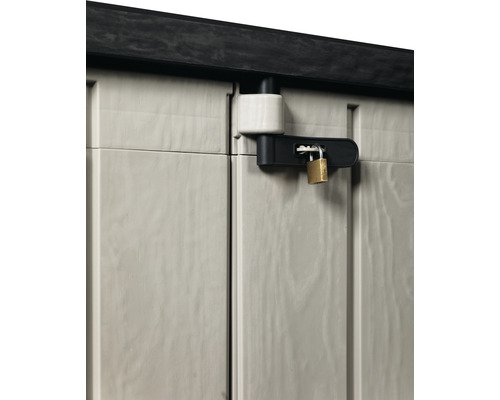 Detailansicht eines abschließbaren Geräteschranks mit Vorhängeschloss