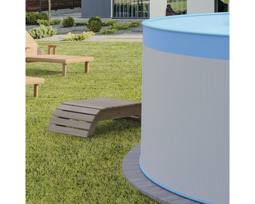 Szene im Garten mit Aufstellpool und Holzliegen