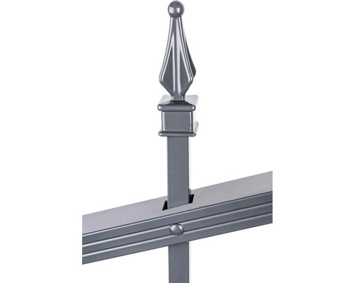 Detailansicht eines Metallzauns mit Zierspitze