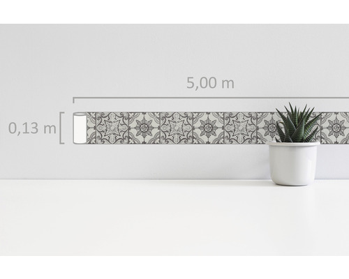 Dekorfolie mit Fliesenmuster und Maßangaben 5,00 Meter Länge und 0,13 Meter Breite.