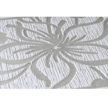 Detailaufnahme einer Tapete mit floralem Muster und reliefartiger Textur