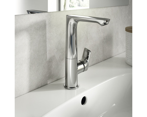 Waschtischarmatur aus Metall auf einem Waschbecken